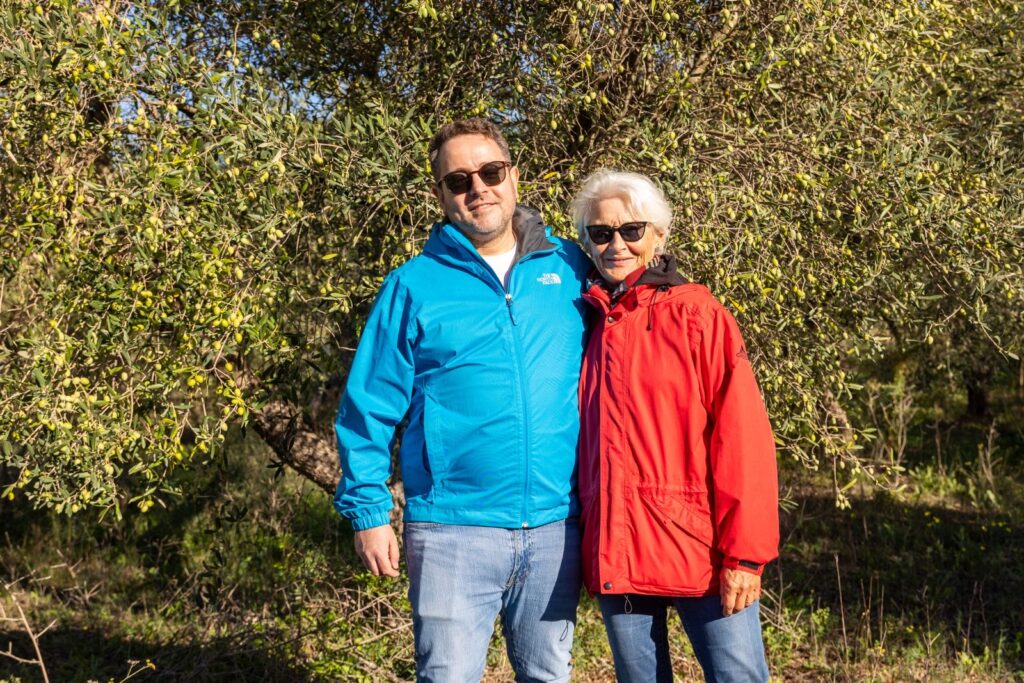 Brigitte Wegmann von BRIVITAL, Bio-Olivenöl mit Federico Manni, Sohn des Geschäftsführers